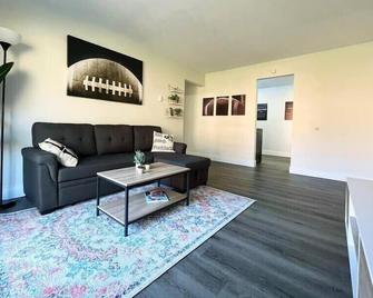 Private Upgraded Unit Near Hof - Canton - Living room