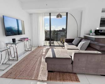 Moderno Residences By Bay Breeze - Miami Beach - Living room