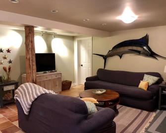 Quaint, Clean & Updated Cottage- Steps From The Beach. - Lambton Shores - Living room