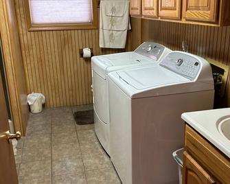 .25 miles from lake with public boat launch, Henderson ramp 12 min drive - Henderson - Laundry facility