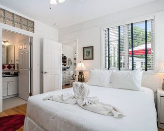 Sleepy Hollow Beach Resort Introduces Cottage 11a - South Haven - Bedroom