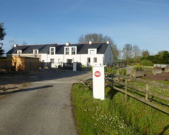 very sunny house on the ground floor with enclosed garden / wifi / private parking - Damgan - Building