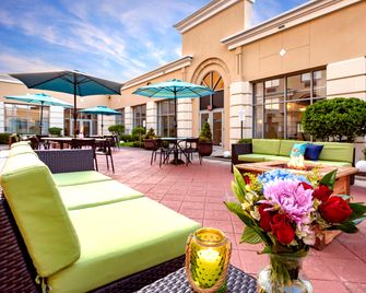 هوليداي إن إنديانابوليس كارميل باي آيتش جي - انديانابوليس - شرفة مرصوفة