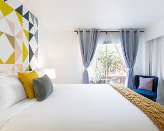 Spin Some Vinyl at a Lush Green Retreat with Two Bedrooms - Desert Hot Springs - Bedroom