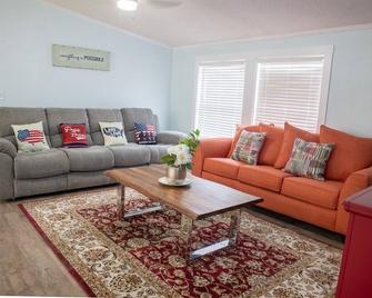 R3 Orange at Inlet Beach with Pool, EV Connector and RV Parking - Rosemary Beach - Sala de estar