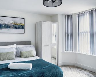 Hiltop 2Bed Apartment, Near City Centre, Sleeps 4 with Parking - Coventry - Bedroom