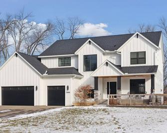 New Build Family Home in Minnetonka - Space, Views, Privacy, and a Hockey Rink - Medicine Lake - Gebouw