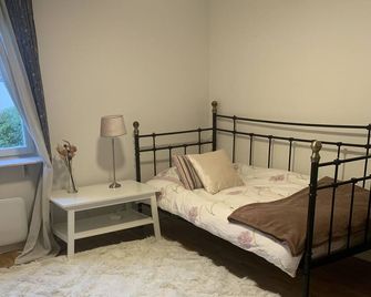 Between Arlanda and Stockholm city 20 min. Idyllic and quiet - Stockholm - Bedroom