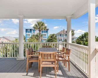 Southern Charm - Private Pool, Pool Table, Game Room, & Ocean Views! - Folly Beach - Balcón