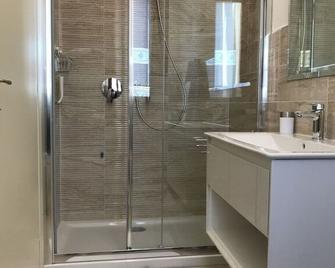 La Ghirlanda B&B - ארצו - חדר רחצה