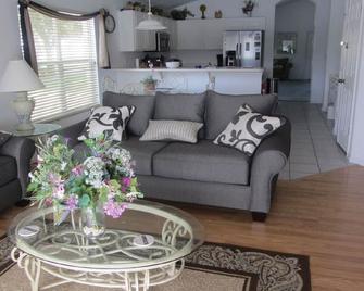 Luxury 4 bedroom, 2 bathroom villa with heated pool in popular Beachwalk Isles - Iona - Sala de estar