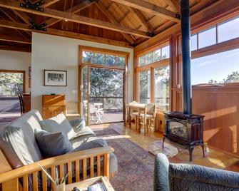Romantic Ridgetop Escape with Hot Tub Near Mendocino - Albion - Living room