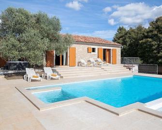 Holiday house Pazin for 1 - 8 persons with 3 bedrooms - Holiday house - Lindar - Piscina
