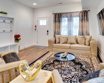 Deck Central Indy Retreat in Walkable Location! - Indianapolis - Living room