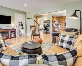 1 Mi to Dtwn Black Mountain: Home w/ Patio & Yard - Black Mountain - Wohnzimmer