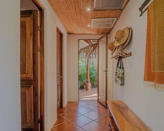 Walk to the beach from 4 bedroom house w/ salt water infinity pool. - Punta Islita - Hallway