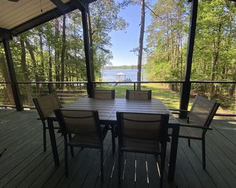 Shore Thing Waterfront Home with private covered boat dock on Toledo Bend - Hemphill - Patio