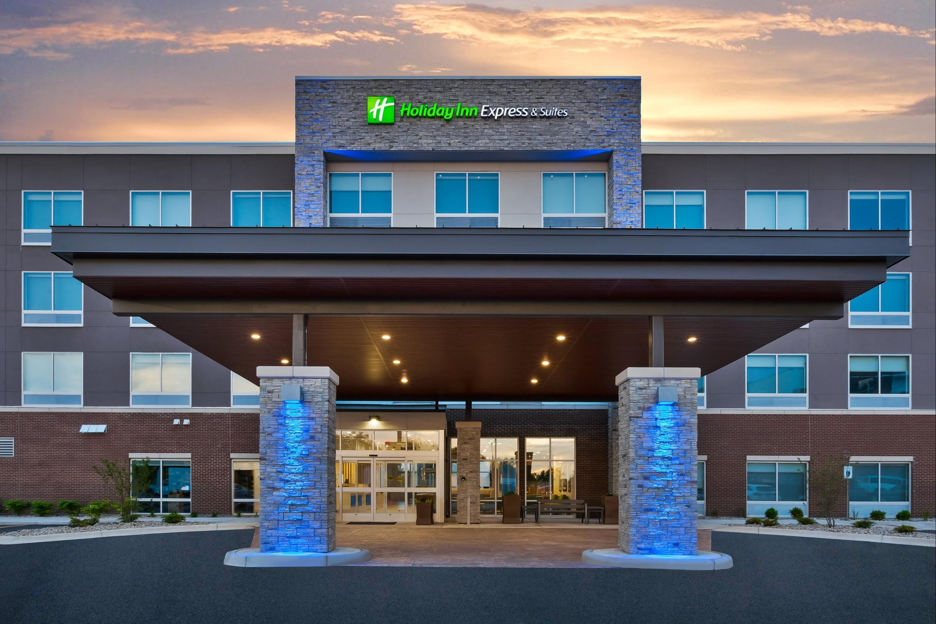 Holiday Inn Express & Suites Grand Rapids Airport - South By IHG thumbnail 3