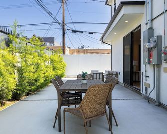 Modern 3br Luxury Adu W/ Designer Kitchen & Laundry in Rancho Park - Los Angeles - Balcon