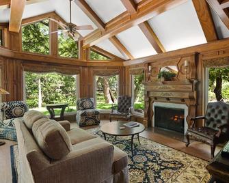 Creekhaven Inn & Spa - Wimberley - Living room