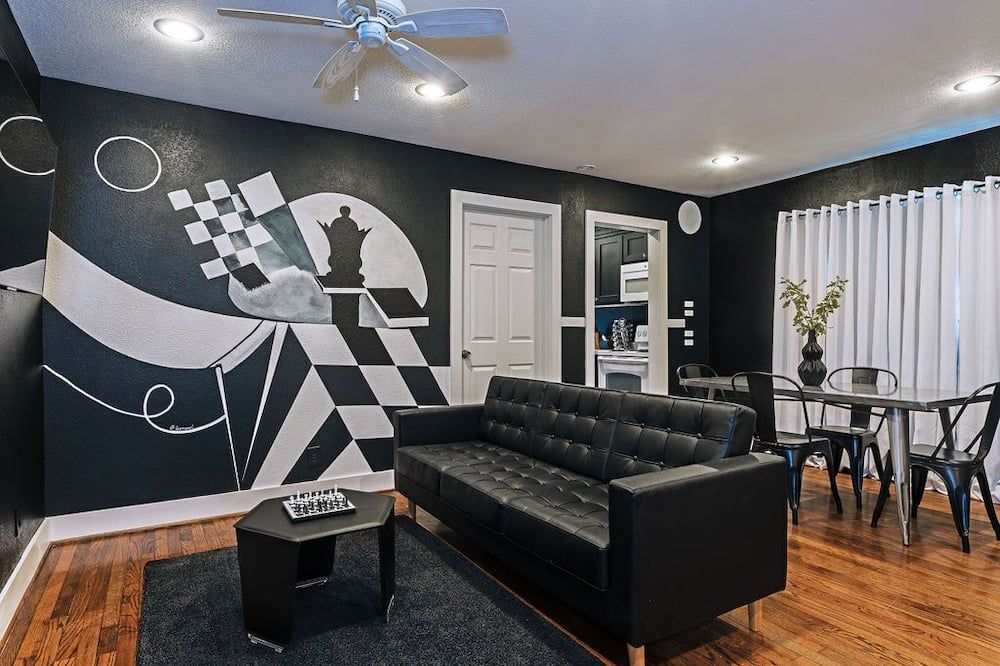 1BR The Queen's Gambit! Galleria, Medical Center - Houston - Ruang tamu