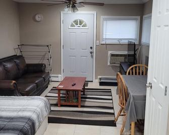 Nice, friendly,br quite area,feel like at your home - Levittown - Living room