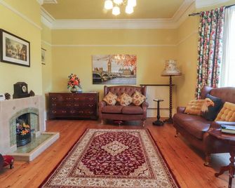 MULLANS, pet friendly, character holiday cottage in Southport - Southport - Living room