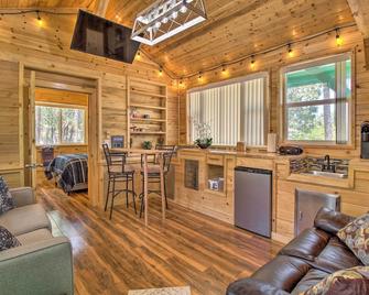 Grill, Fire Pit Pet-Friendly Lakeside Cottage! - Pinetop-Lakeside - Living room