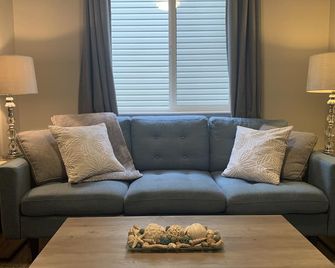 Forest Retreat at Thetis Lake + Hot Tub + Sauna - Victoria - Wohnzimmer