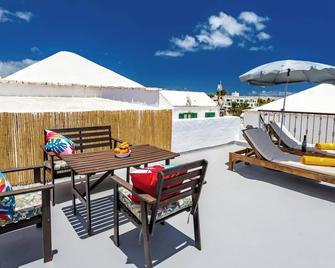The Beach House - Central location - Private Plunge Pool - Roof Terrace - 100m to Beach - Costa Teguise - Balcone