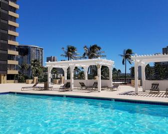 Spacious and Newly Renovated Waikiki Condo With Full Kitchen and Ocean Views - Honolulu - Pool