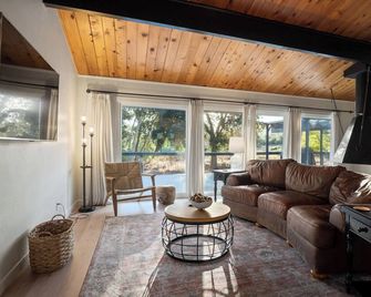 Charming vacation rental steps away from River Island Golf Course - Porterville - Wohnzimmer