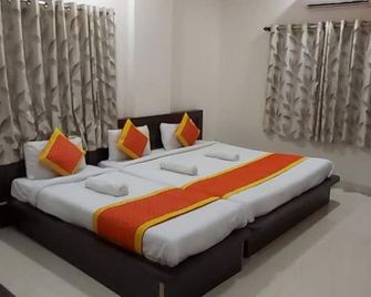 Hotel Radhika Inn - Trimbak - Bedroom