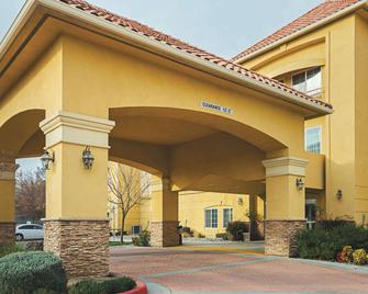 La Quinta Inn & Suites by Wyndham Fresno Northwest - Fresno - Bygning