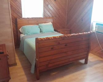 Small's Cozy Rest 5, two bedroom with dock - Alice Town - Bedroom