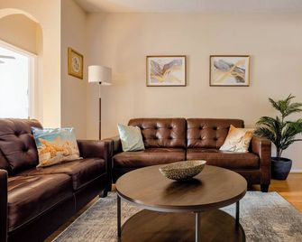 Cozyhouse: Near National Parks Between Miami & The Keys - Homestead - Living room