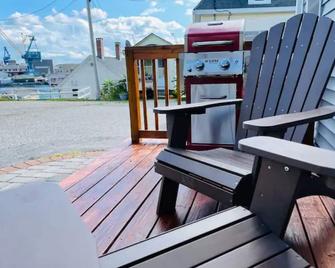 Coastal Cottage - Porch, Grill, Walk to Portsmouth - Kittery - Patio