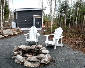 Charming Pet-Friendly Cabin for Off-the-Grid Glamping Escape in Nova Scotia - Porters Lake - Patio
