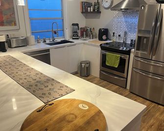Cozy home, steps to public transport and 5 minutes to subway. - Toronto - Kitchen