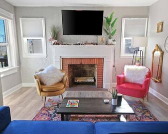 Down the Rabbit Hole walk to downtown - Columbia - Living room