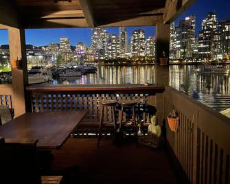 Vancouver False Creek: Deluxe Waterfront TownHome at Granville Island - فانكوفر - شرفة