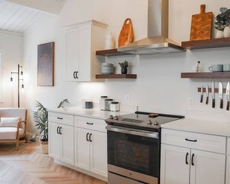 Luxury & Location-Secret Door to A Large Speakeasy - Mendon - Cocina