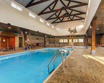 Panoramic Riverside Views from Spacious Suites in a Rustic Atmosphere - East Peoria - Bazén