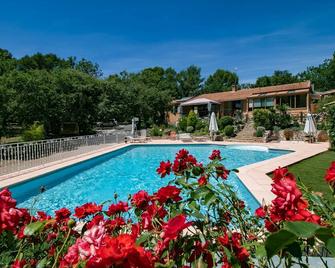 Property beautiful villa on one level renovated 4 bedrooms, large swimming pool, games - Gréasque - Piscina