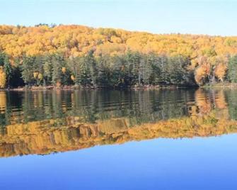 Log Cabin on the Lake Close to Algonquin Park - Barry's Bay