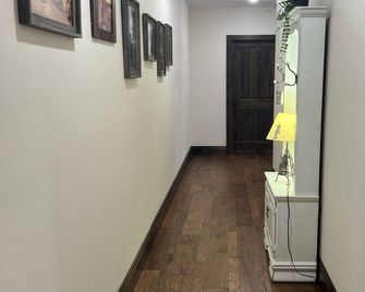 Wilbarger Downtown Downstairs Apartment 2 bedroom/1 bath - Vernon - Hallway