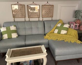 Chic Barbie Dream Suite for Female Traveling Nurses! Charlotte, NC - Charlotte