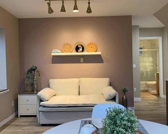 Brand new 2025 Scandinavian style Designer's Suite, near SkyTrain Joyce Collingwood, East Vancouver - Vancouver - Sala de estar