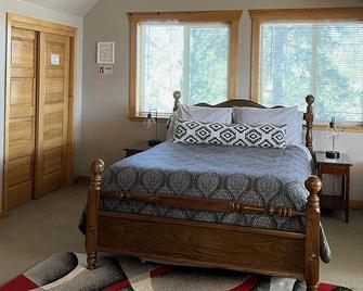 Relax at The Cozy Clifftop View - Chewelah - Bedroom