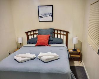Cozy Private House near Miami Airport - Free parking - 01 - Miami - Bedroom
